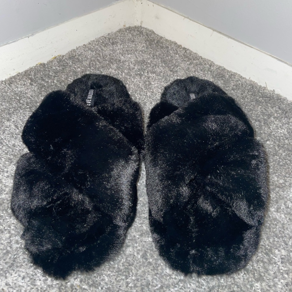 Steve Madden Fuzzy Slides Size S